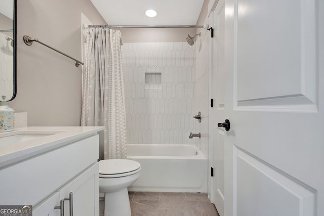 160 Lapis Lake Point, Fayetteville, GA 30215