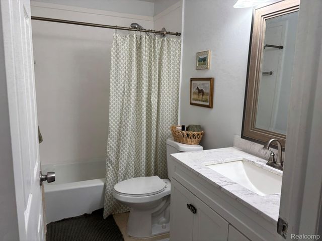 448 Fox Hills Drive S 2, Bloomfield Charter Township, MI 48304