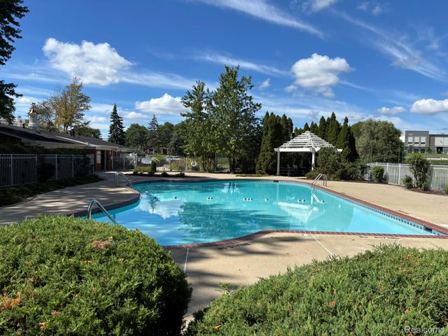 448 Fox Hills Drive S 2, Bloomfield Charter Township, MI 48304