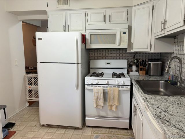448 Fox Hills Drive S 2, Bloomfield Charter Township, MI 48304