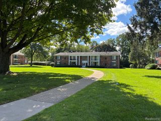 448 Fox Hills Drive S 2, Bloomfield Charter Township, MI 48304