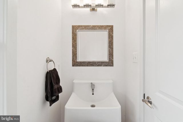 5300 WILSON BLVD, Arlington, VA 22205