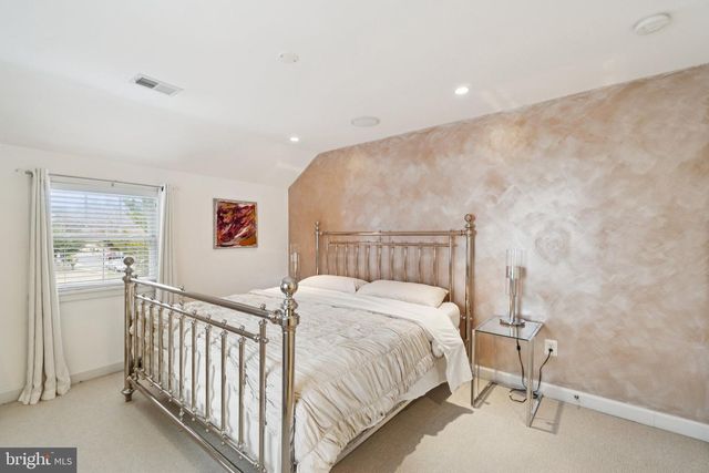 5300 WILSON BLVD, Arlington, VA 22205