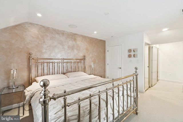 5300 WILSON BLVD, Arlington, VA 22205