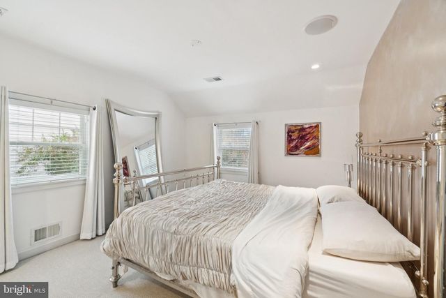 5300 WILSON BLVD, Arlington, VA 22205