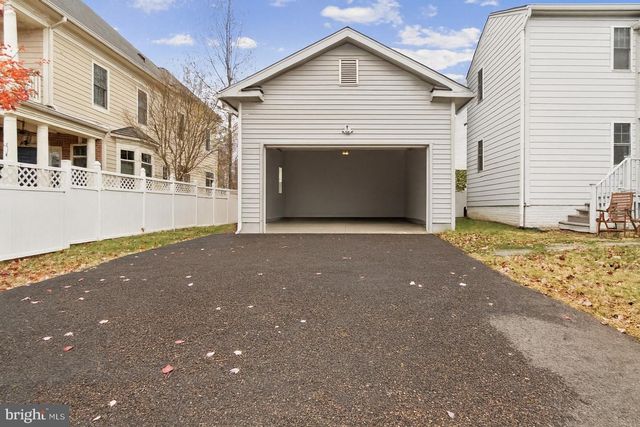 5300 WILSON BLVD, Arlington, VA 22205