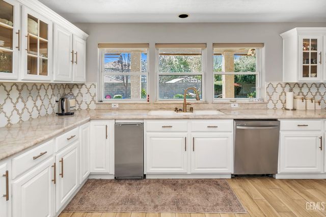 6301 Canyon View Court, Bakersfield, CA 93306