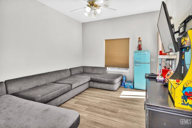 6301 Canyon View Court, Bakersfield, CA 93306