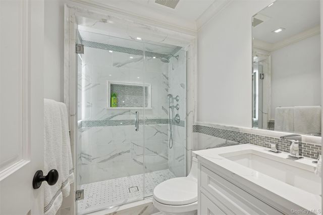 30 Club Lane, Remsenburg, NY 11960