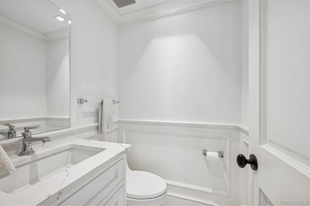 30 Club Lane, Remsenburg, NY 11960