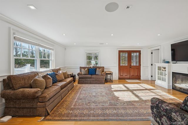 30 Club Lane, Remsenburg, NY 11960