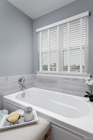 710 Schalm Dr, Clawson, MI 48017