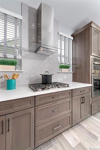 710 Schalm Dr, Clawson, MI 48017