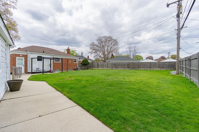 22240 Milgrom Court, St Clair Shores, MI 48081