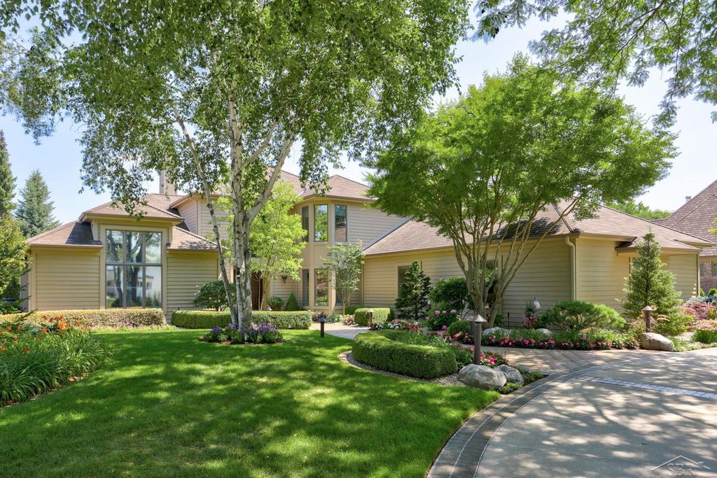 210 Golfview Drive, Saginaw Twp, MI 48638