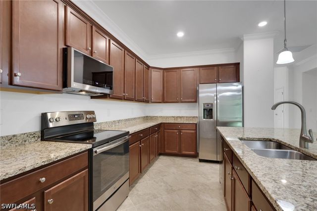 9469 Foxglove LN, Naples, FL 34120