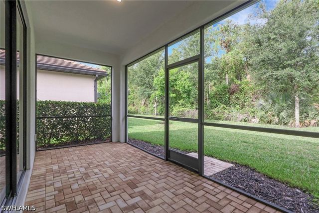 9469 Foxglove LN, Naples, FL 34120