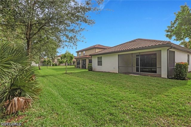 9469 Foxglove LN, Naples, FL 34120