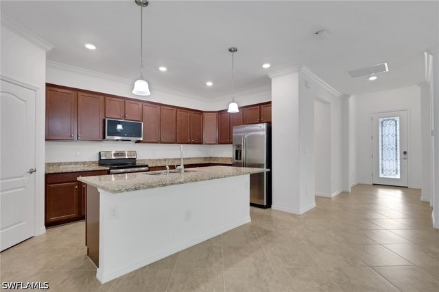 9469 Foxglove LN, Naples, FL 34120