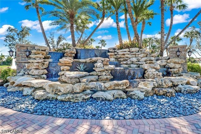 9469 Foxglove LN, Naples, FL 34120