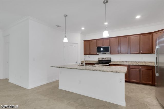 9469 Foxglove LN, Naples, FL 34120