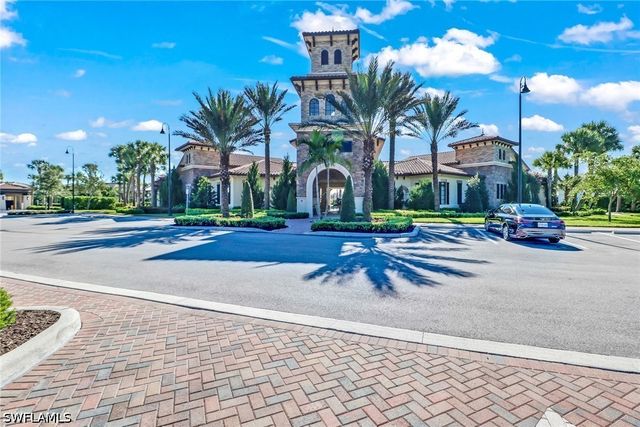 9469 Foxglove LN, Naples, FL 34120