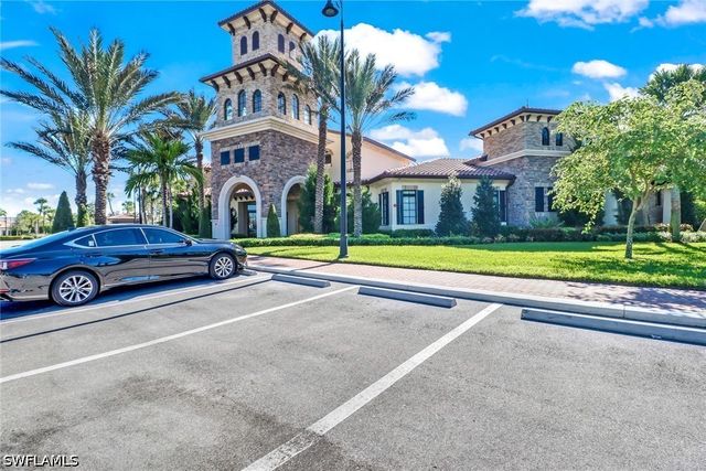9469 Foxglove LN, Naples, FL 34120