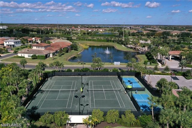 9469 Foxglove LN, Naples, FL 34120