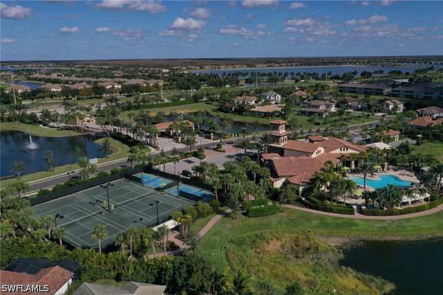 9469 Foxglove LN, Naples, FL 34120