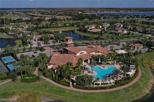 9469 Foxglove LN, Naples, FL 34120