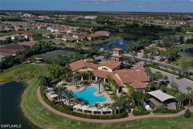9469 Foxglove LN, Naples, FL 34120