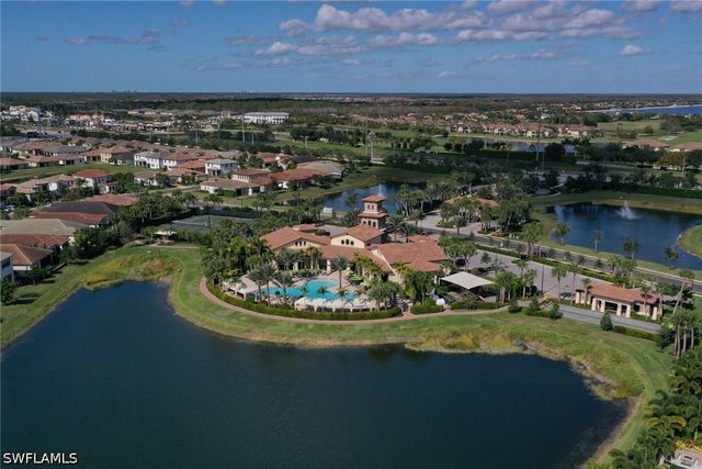 9469 Foxglove LN, Naples, FL 34120