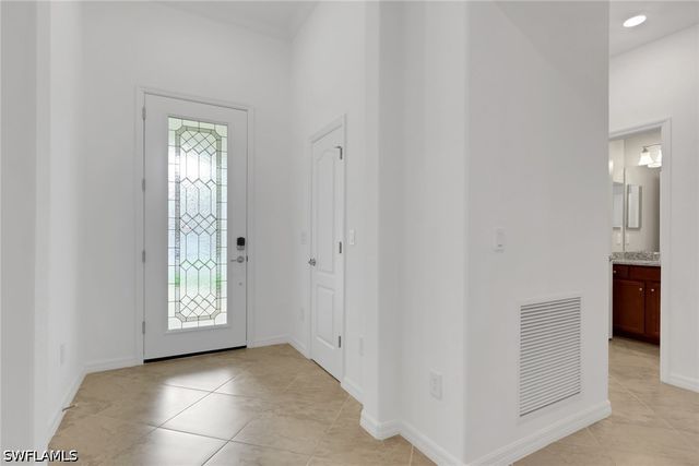 9469 Foxglove LN, Naples, FL 34120