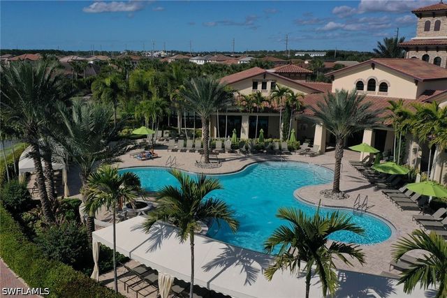 9469 Foxglove LN, Naples, FL 34120