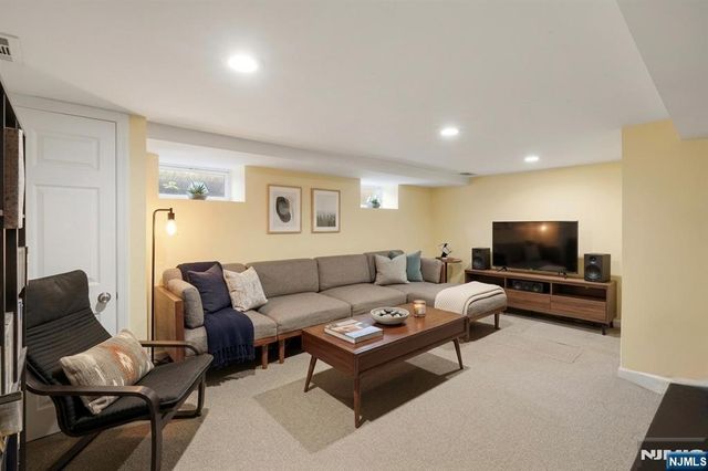 2 Lloyd Place, Belleville, NJ 07109