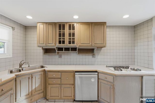 2 Lloyd Place, Belleville, NJ 07109