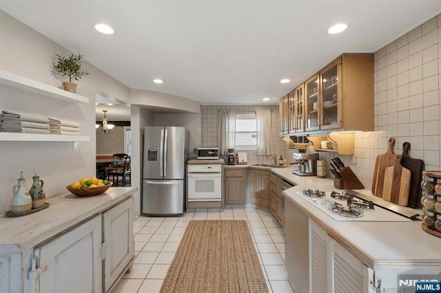 2 Lloyd Place, Belleville, NJ 07109