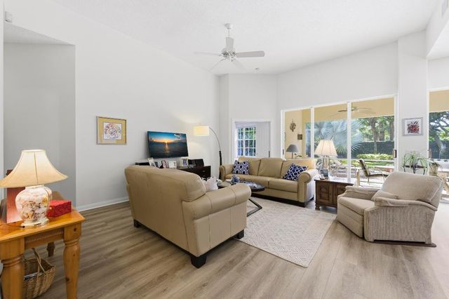 325 Kelsey Park Circle, Palm Beach Gardens, FL 33410