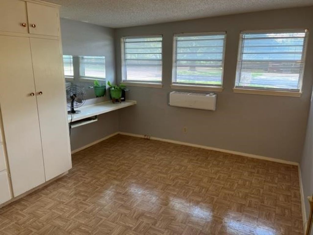 Image 5 of property listing at 2537 W Ave K A, San Angelo, TX 76901