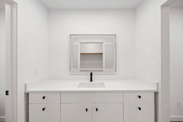 7211 Lakewood DR C111, Austin, TX 78750