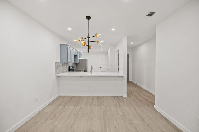 7211 Lakewood DR C111, Austin, TX 78750