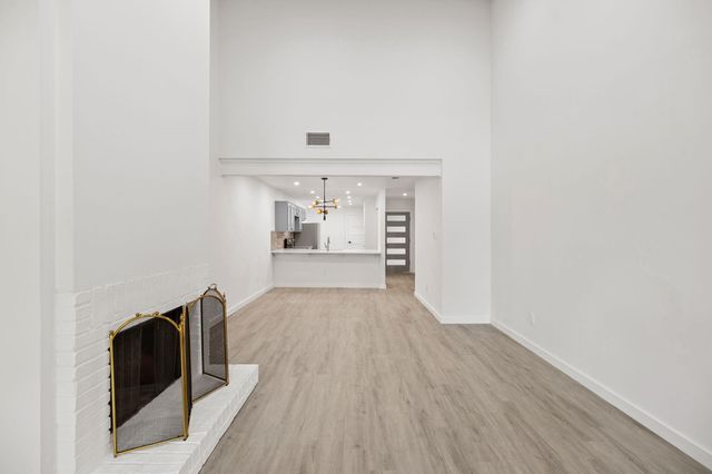 7211 Lakewood DR C111, Austin, TX 78750