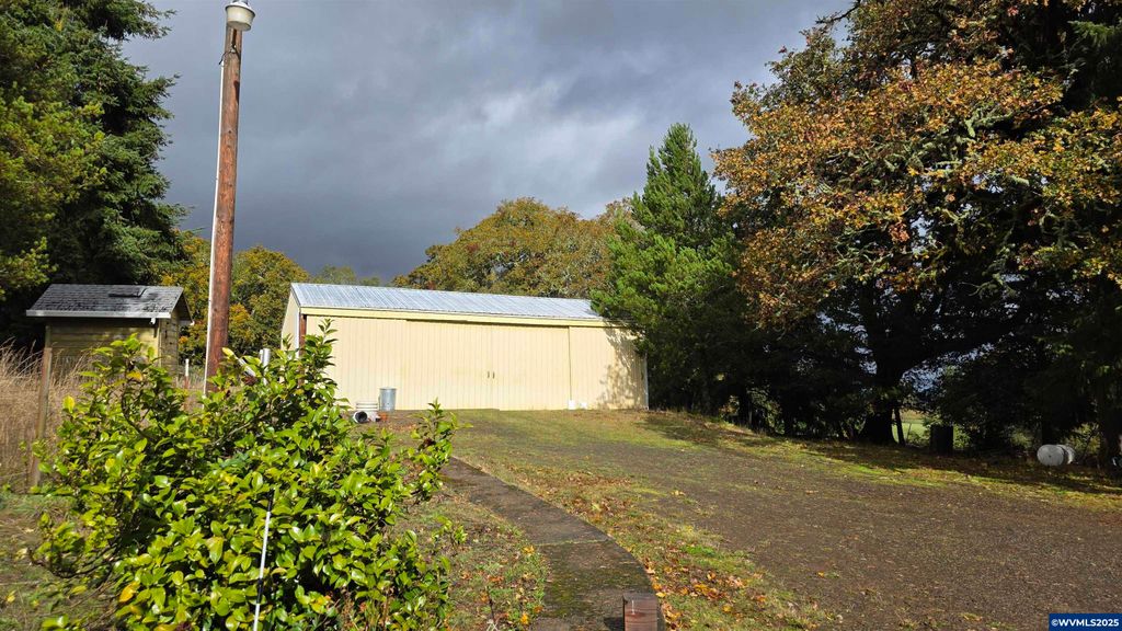 Image 4 of property listing at 24088 SW Highway 18 Hwy, Sheridan, OR 97378