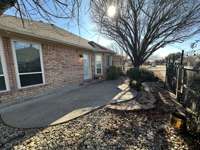 2751 Crystal Glenn Circle, Hurst, TX 76054
