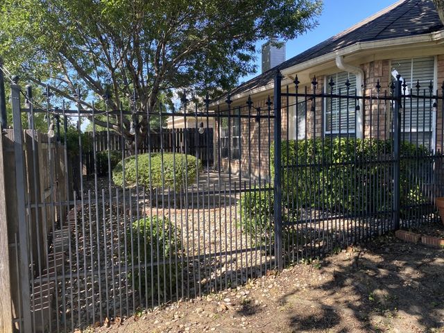 2751 Crystal Glenn Circle, Hurst, TX 76054