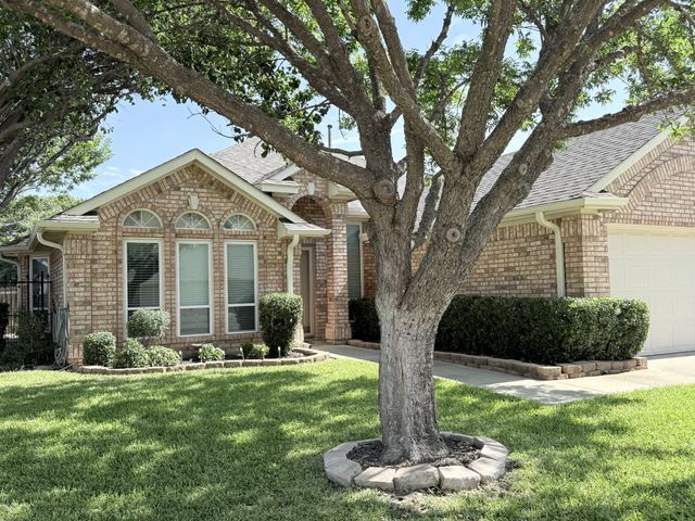2751 Crystal Glenn Circle, Hurst, TX 76054