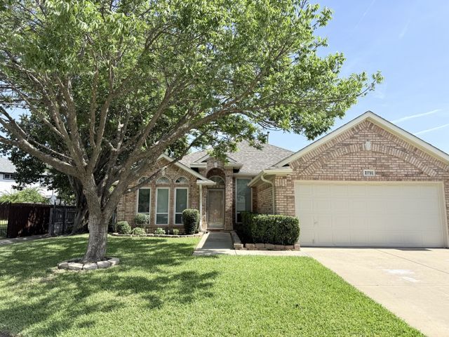 2751 Crystal Glenn Circle, Hurst, TX 76054