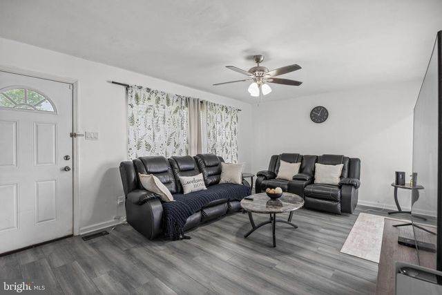 9 LAWRENCE CT, Sicklerville, NJ 08081