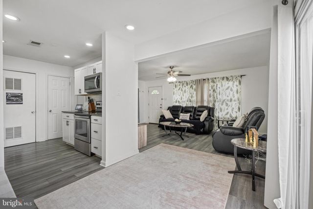 9 LAWRENCE CT, Sicklerville, NJ 08081