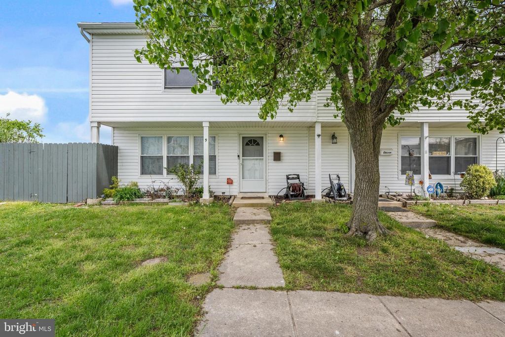 9 LAWRENCE CT, Sicklerville, NJ 08081